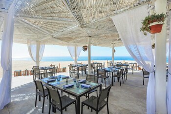 5 outdoor pools, pool umbrellas, sun loungers
