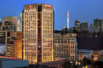 Ofereix dinars, sopars i hora feliç