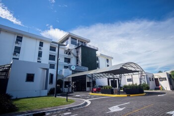 Kamer (Executives & Travelers) | Luxe beddengoed, donsdekens, een kluis op de kamer, een bureau