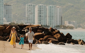 Piscine extérieure, accès possible de 8 h à 20 h, parasols