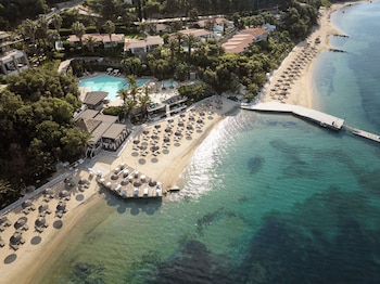Private beach, free beach shuttle, sun-loungers, beach umbrellas