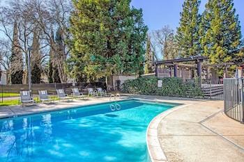 Alberca al aire libre y camastros