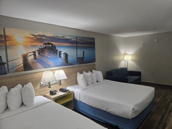 Majoituspaikan julkisivu illalla/yöllä