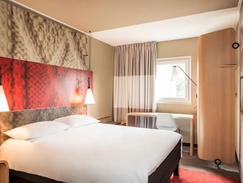 Premium bedding, desk, blackout drapes, soundproofing