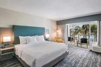 高档床上用品、加厚床垫、办公桌、笔记本电脑工作区