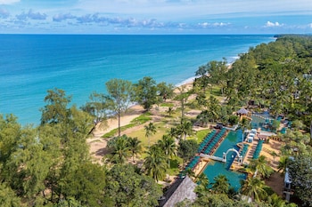 3 outdoor pools, pool umbrellas, pool loungers