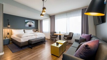 Apartment (no elevator) | Hypo-allergenic bedding, in-room safe, desk, soundproofing