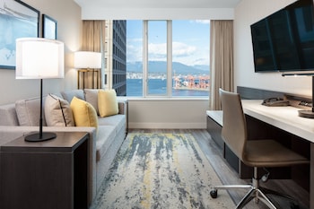 Suite, 1 très grand lit et 1 canapé-lit, vue port | Vue sur les montagnes