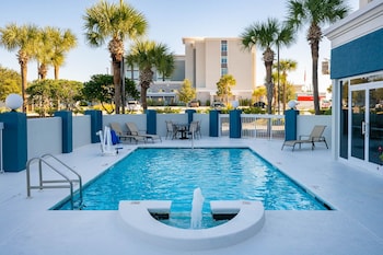 Inomhuspool, utomhuspool och solstolar