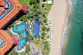 6 outdoor pools, open 7:00 AM to 9:00 PM, free cabanas, pool umbrellas