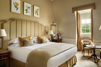 2 bars/lounges, cocktail bar, lobby lounge