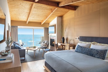 Plage privée, sable blanc, chaise longue, parasol