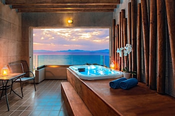 Aqua Premium Room, Sea View, 1 King Bed | Hochwertige Bettwaren, Betten mit Memory-Foam-Matratzen, Minibar