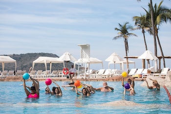 Una piscina al aire libre (de 08:00 a 20:00), sombrillas, tumbonas