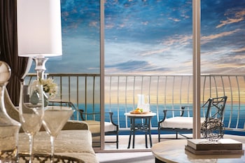 Couples treatment rooms, sauna, hot springs