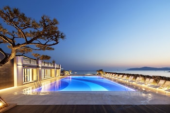Couples treatment rooms, sauna, hot springs