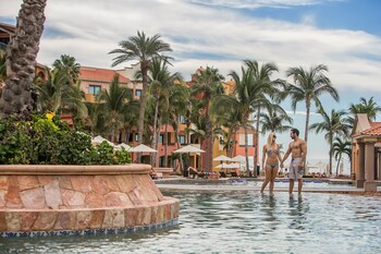 5 albercas al aire libre, sombrillas en la alberca y camastros