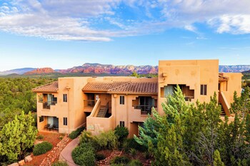 4 outdoor pools, pool loungers