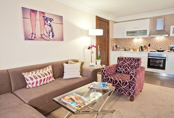 Fridge, coffee/tea maker