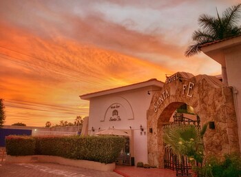Breakfast served, Regional cuisine, pool views 