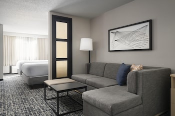 Edredón, escritorio y espacio para trabajar con laptop 