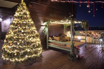 Voorkant accommodatie - avond/nacht