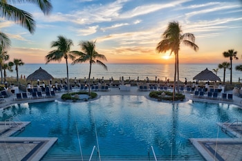 Playa privada en los alrededores y playa de arena blanca 