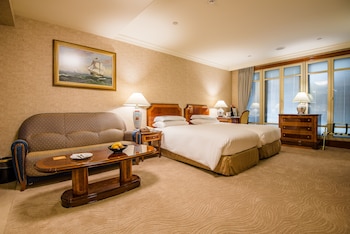 Rom – deluxe | Dundyner, safe på rommet, skrivebord og lydisolert