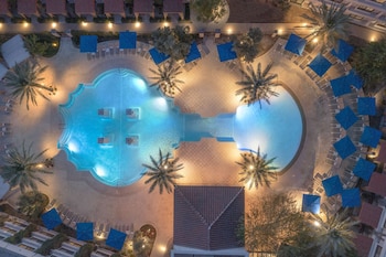 2 piscines extérieures, cabanas (supplément), parasols