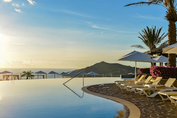 6 outdoor pools, pool umbrellas, sun loungers