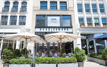 Premium bedding, in-room safe, iron/ironing board, free WiFi