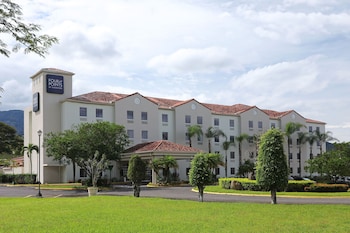 Piscina externa, guarda-sóis, espreguiçadeiras