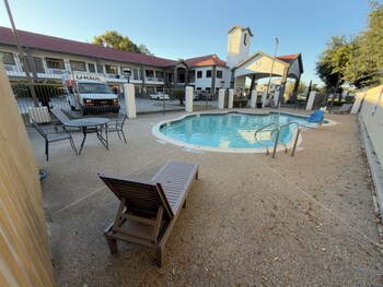 Escritorio y espacio para trabajar con laptop 