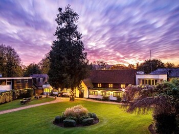 Breakfast and dinner served, international cuisine