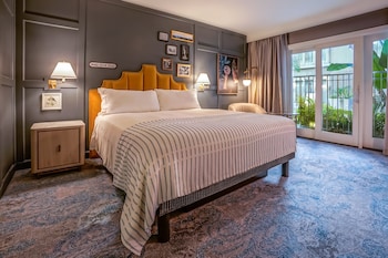 Een buitenzwembad, parasols bij het zwembad en ligstoelen