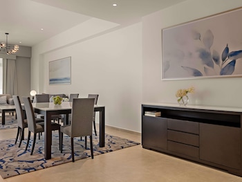 6 restaurants, breakfast, lunch, dinner served; international cuisine