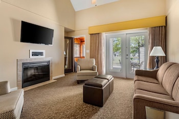 Piscine couverte, piscine extérieure, parasols de plage, chaises longues