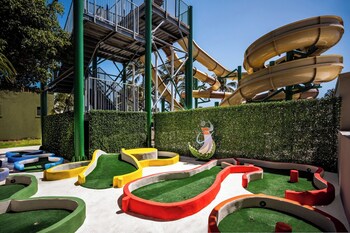3 piscines extérieures, parasols, chaises longues