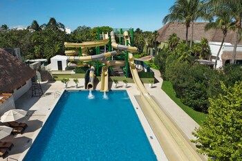 4 piscines extérieures, parasols, chaises longues