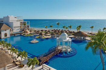 4 outdoor pools, pool umbrellas, sun loungers
