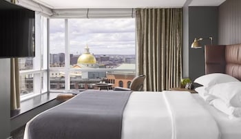 Penthouse | Premium bedding, pillowtop beds, in-room safe, desk