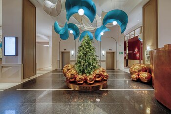 Serves lunch and dinner