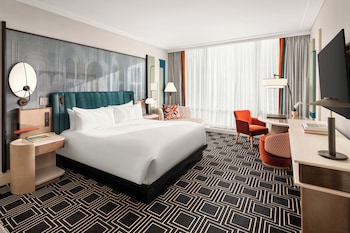 Breakfast, lunch, dinner served; French cuisine 