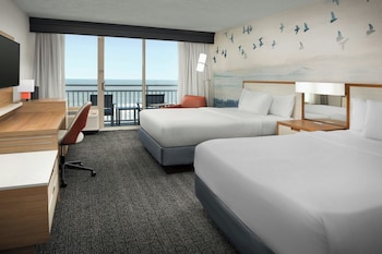 من حمّامات السباحة المغطاة، حمّام سباحة خارجي موسمي، مقاعد للتشمس