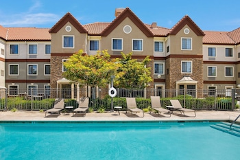 Full-size fridge, microwave, stovetop, dishwasher