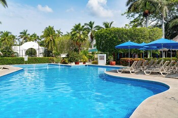 Beach nearby, free beach shuttle, sun loungers, beach umbrellas