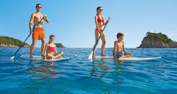 5 bares o lounges, bar junto a la alberca 