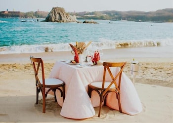 5 bars/lounges, poolside bar