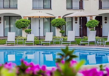 Una piscina al aire libre (de 08:00 a 21:00), tumbonas