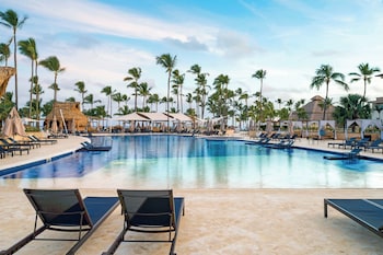 On the beach, scuba diving, beach volleyball, 2 beach bars